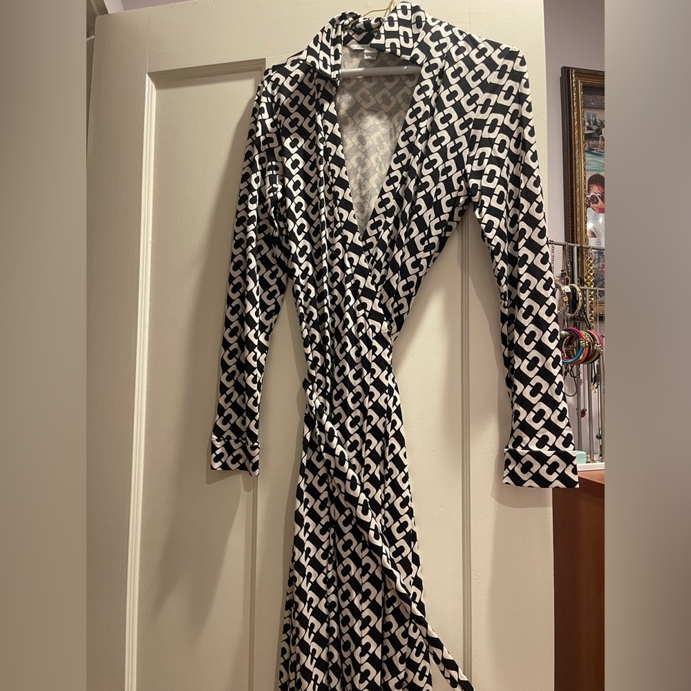 Diane von Furstenberg iconic silk wrap dress, self-tie sash in black and white.